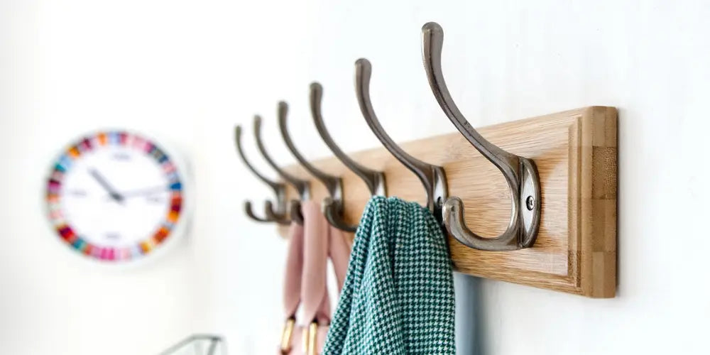 Comment faire tenir un porte-manteau sur un mur ?