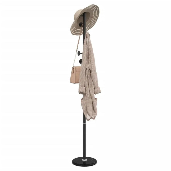 Porte-manteau noir avec chapeau, sac à main et pull.